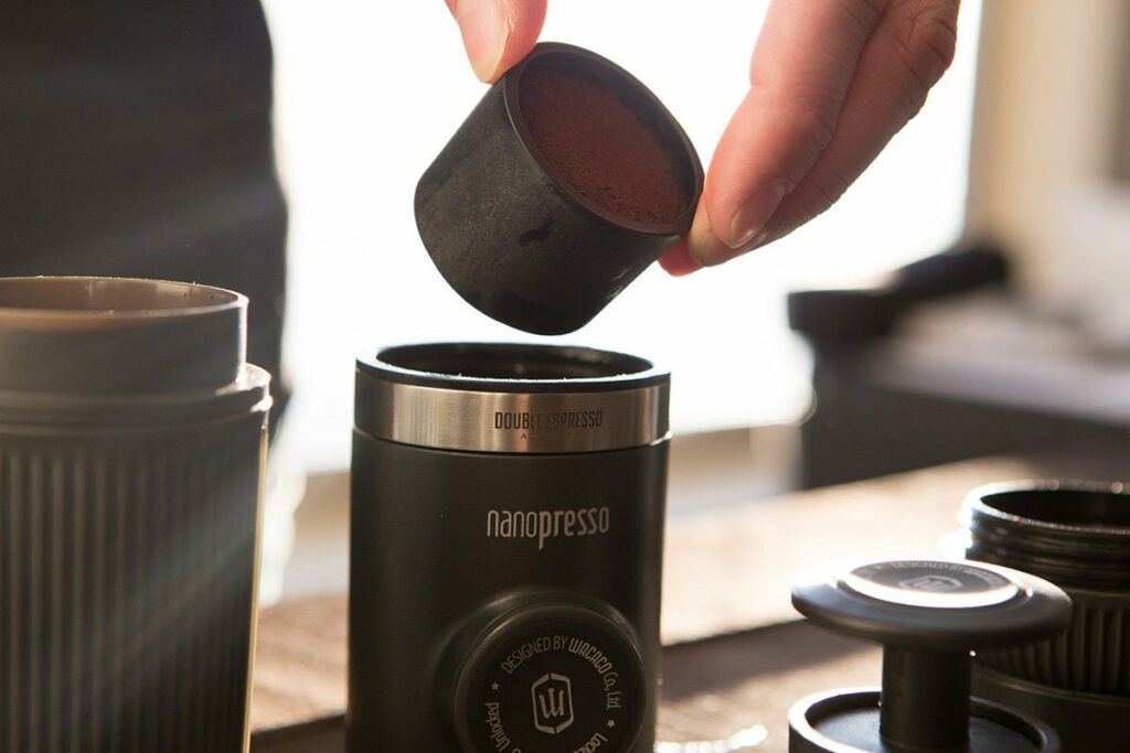 Sinnvolles Reise-Gadget für den Morgen: Kaffeekapsel wird in den Behälter eingelegt.