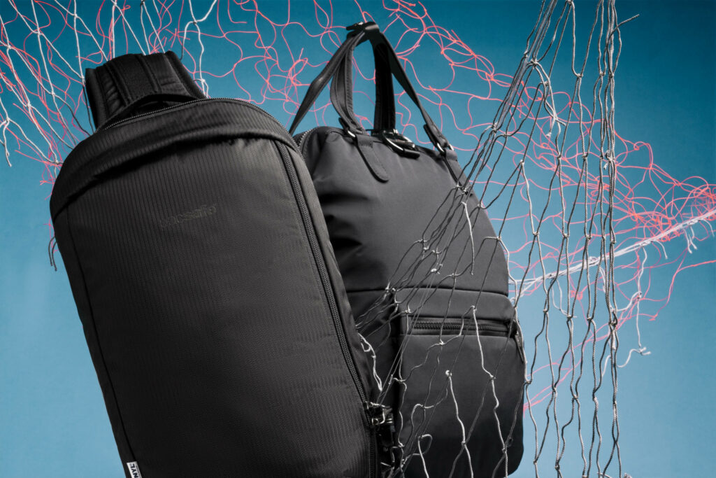 Ein stabiles Netz aus widerstandsfähigem, dünnem Spezial-Edelstahl-Kabelmaterial von Pacsafe, sichert den Rucksack auf Reisen.