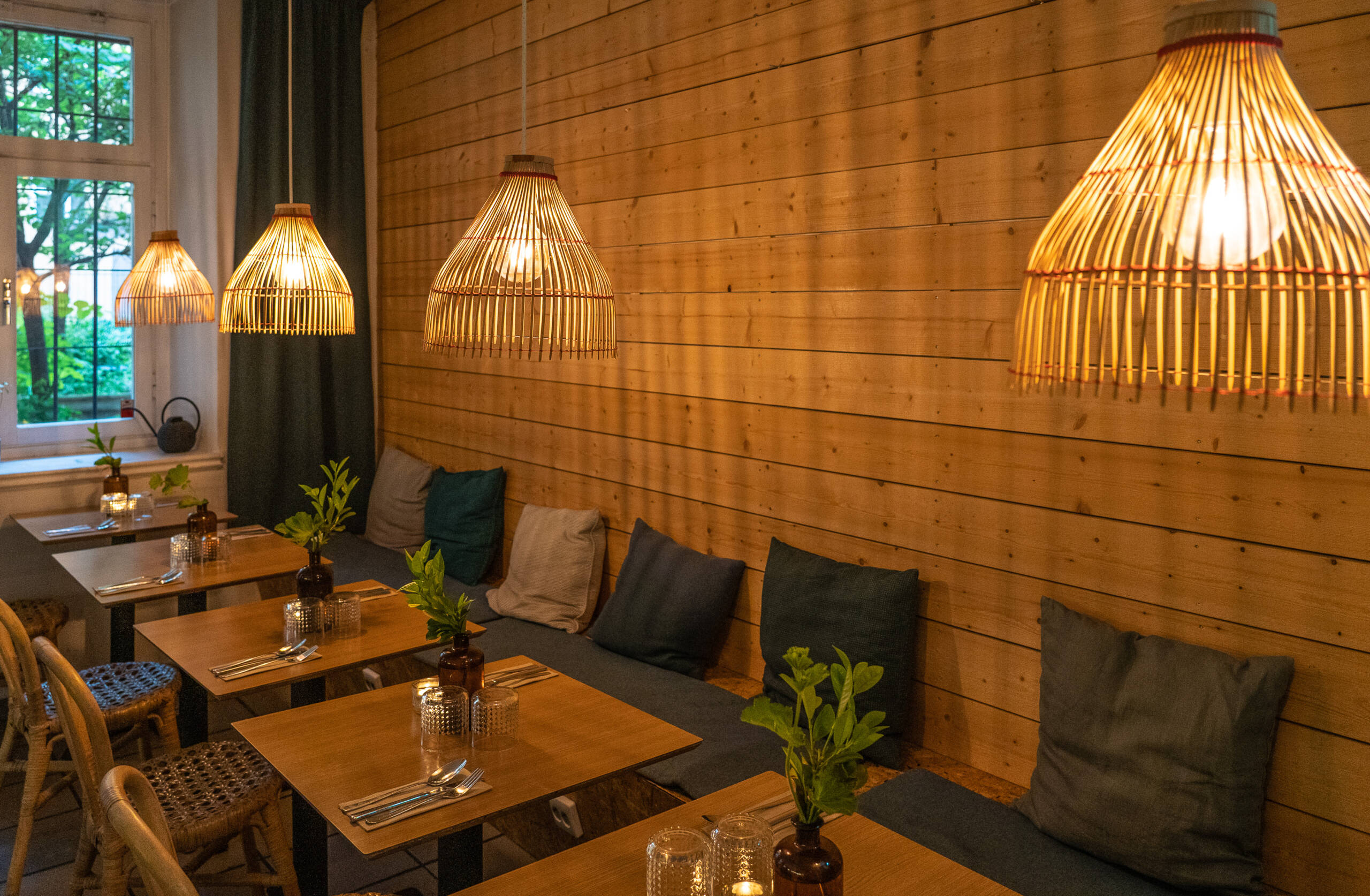 Ein Restaurant Geheimtipp mit Bali-Vibes und Urlaubsfeelings mit viel Holz und Bambus ist das Warung in Hornstull..