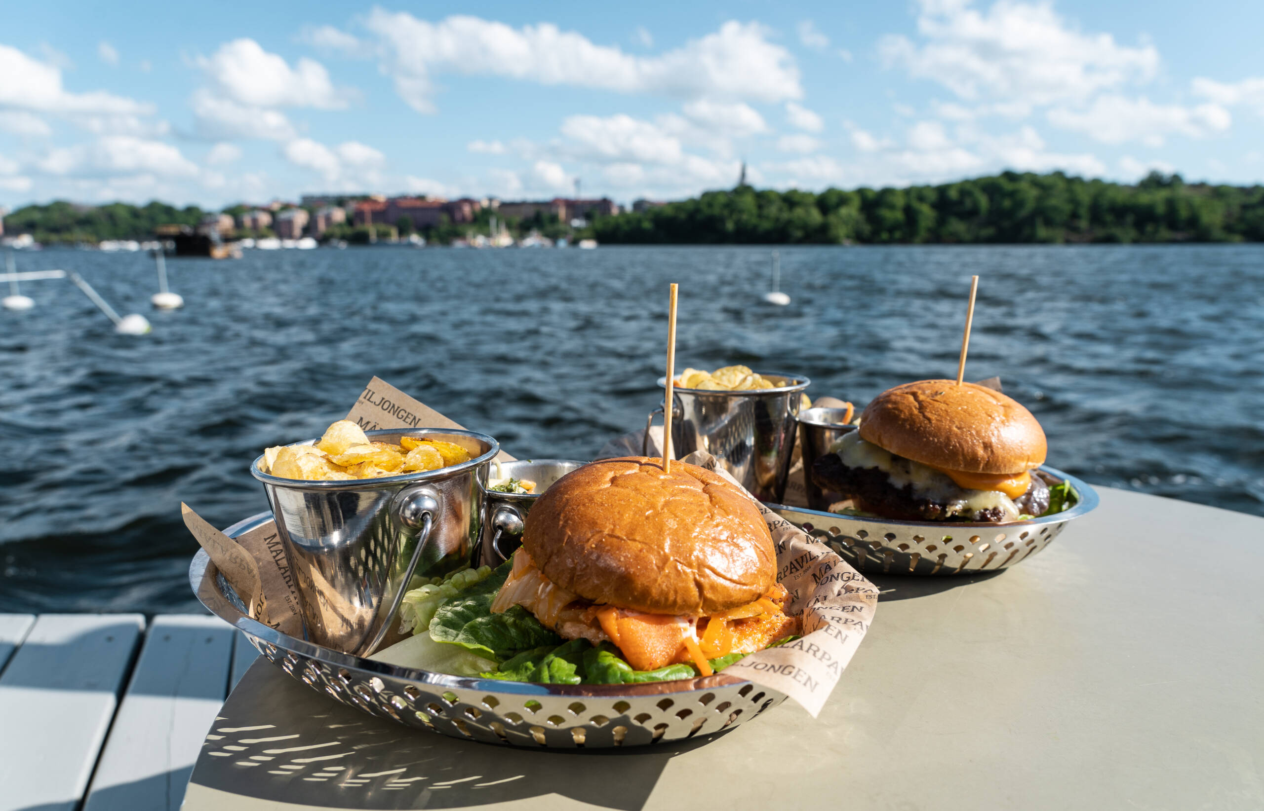 Zum Mittagessen darf es in der schwedischen Küche auch schon mal einen leckeren Burger am Wasser geben.