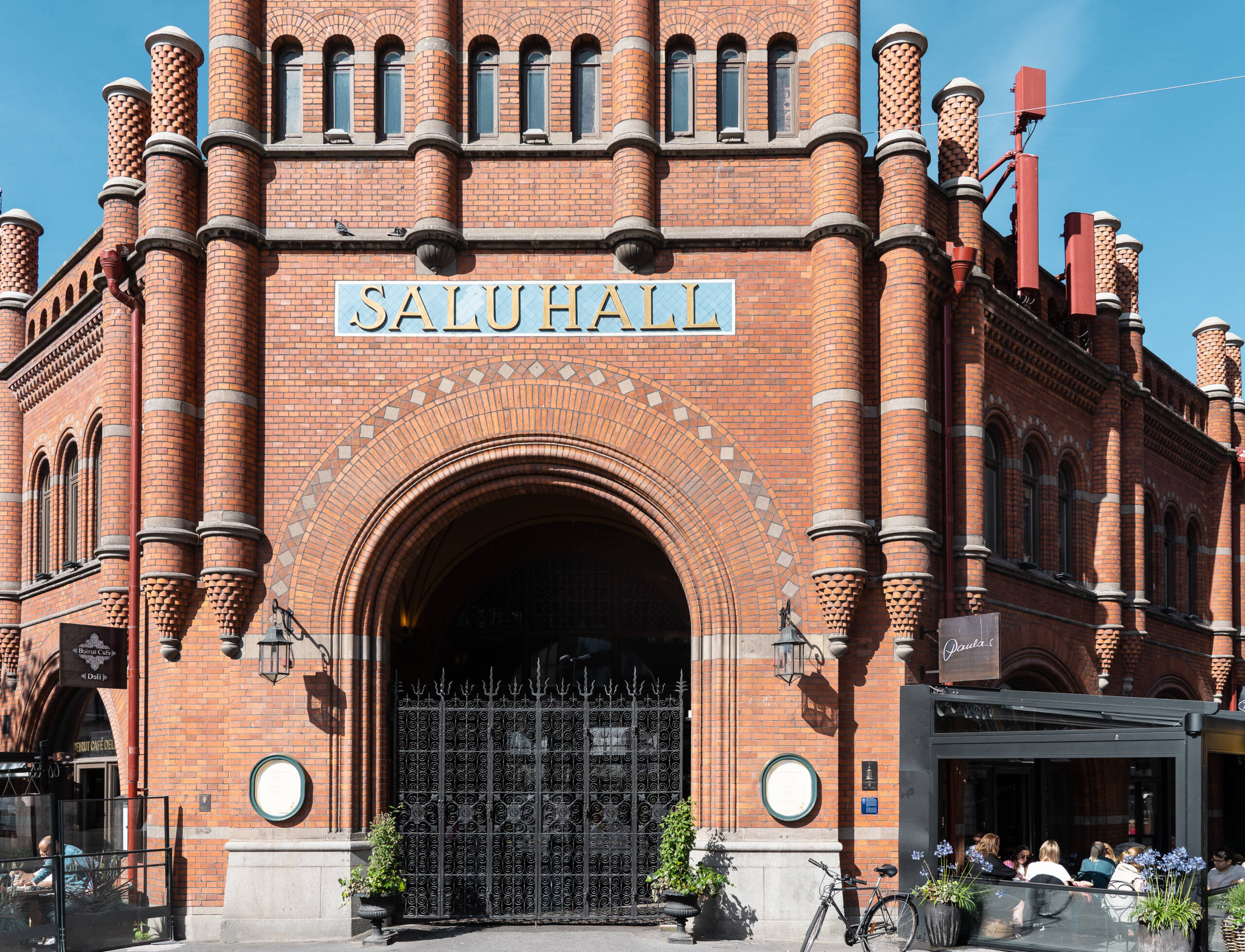 Ein historisches Restaurant die Östermalms Saluhall in Stockholm von außen.