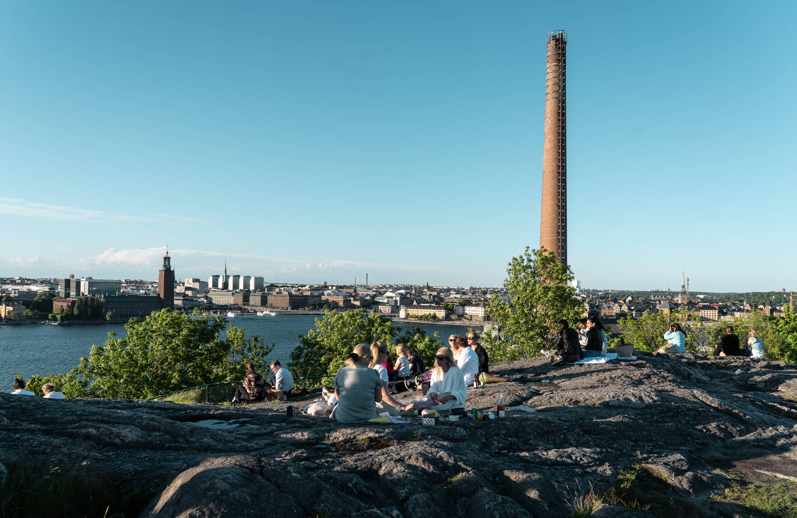 Der Insider Tipp schlecht hin ist das Skinnarviksberget, wo man Sommerabende zusammen sitzend mit schwedischen Spezialitäten und Bier genießen kann.