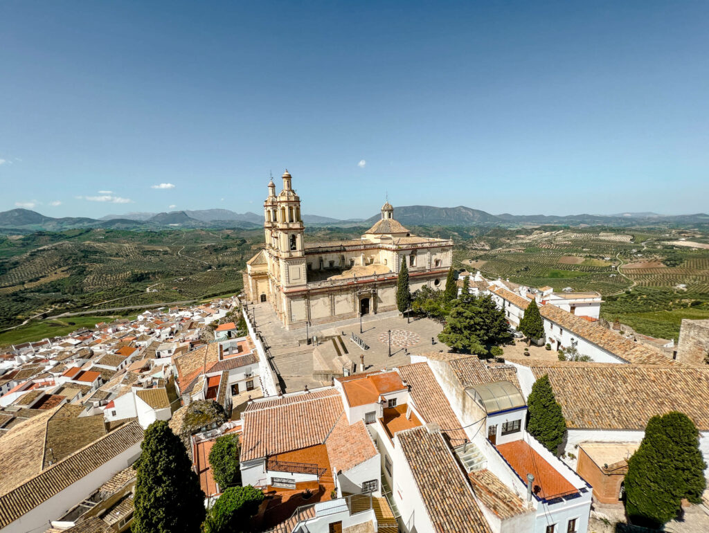 In Andalusien kann man von der Festung in Olvera die typisch weißen Dörfer von Oben herab genießen.
