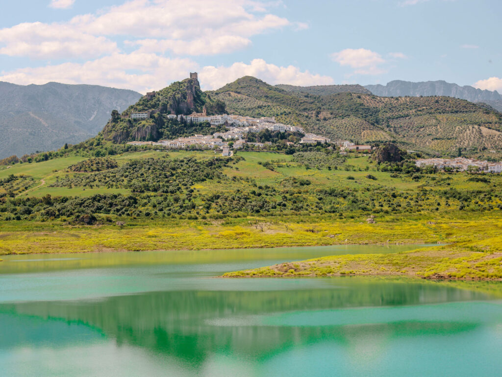 Diese idyllische Landschaft mit türkisblauen Wasser bekommt man nur in Andalusien geboten.