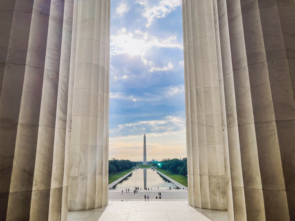 Durch die zwei großen Säulen von der National Mall in Washington sieht man auf den in der Ferne stehenden Obelisken.