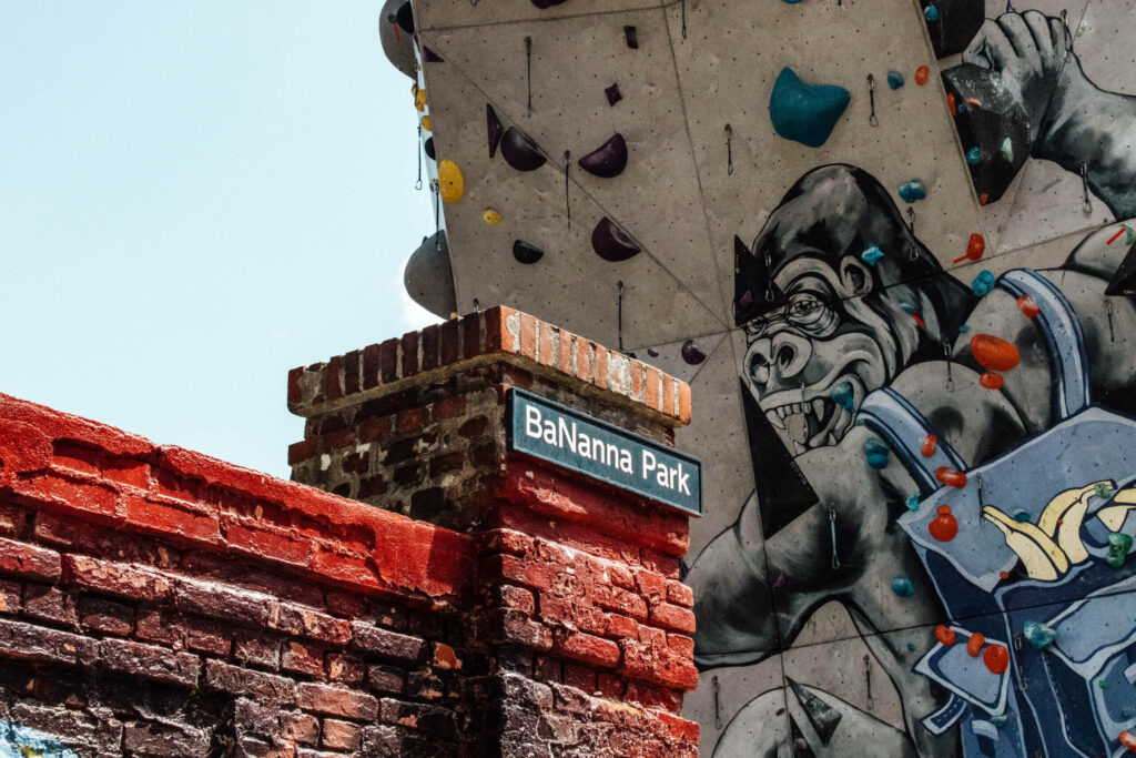 Junge Leute dürfen bei dem Städtertrip Kopenhagen nicht an dem BaNanna Park vorbeigehen, wo eine riesige Kletterwand und ein Skatepark auf sie warten.
