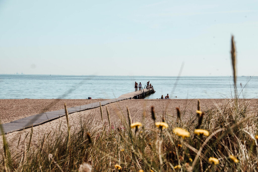 Bei einem reinen Städtetrip muss es in Kopenhagen nicht bleiben, denn ein wunderschöner Sandstrand verbirgt sich hinter den Dünen der Stadt.
