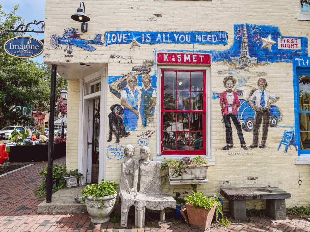 Ein kleines weißangestrichenes Backsteinhaus mit fast künstlerischen Verzierungen lädt zum Bummeln in der King Street in Washington, D.C. ein.