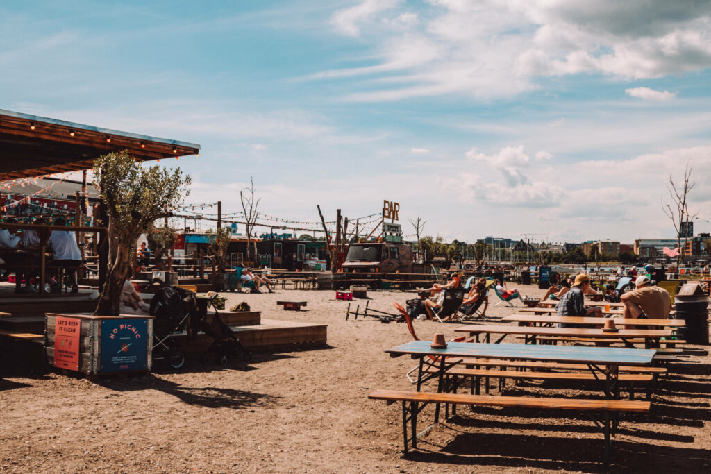 Im gemütlichen Außenbereich des Kopenhagener Reffen Streetfood-Market können Gäste ihr Essen auf Strandstühlen im Sand oder an Biertischen genießen.