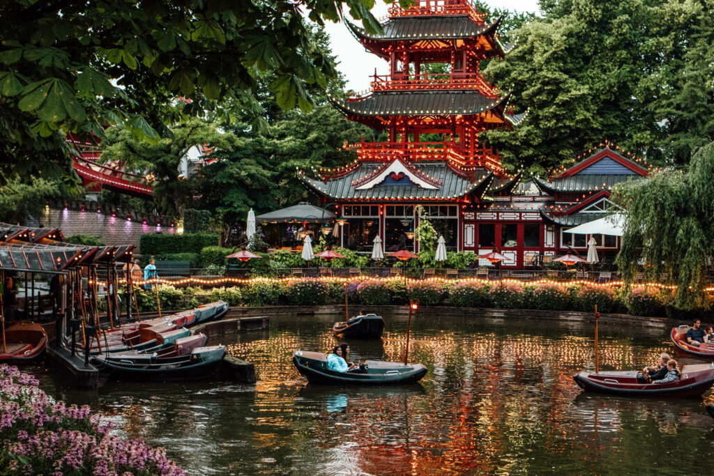 Der Tivoli Vergnügungspark in Kopenhagen hat vieles für junge Leute zu bieten und lässt einen durch seine Bauwerke und Lichterspiele in andere Welten eintauchen.