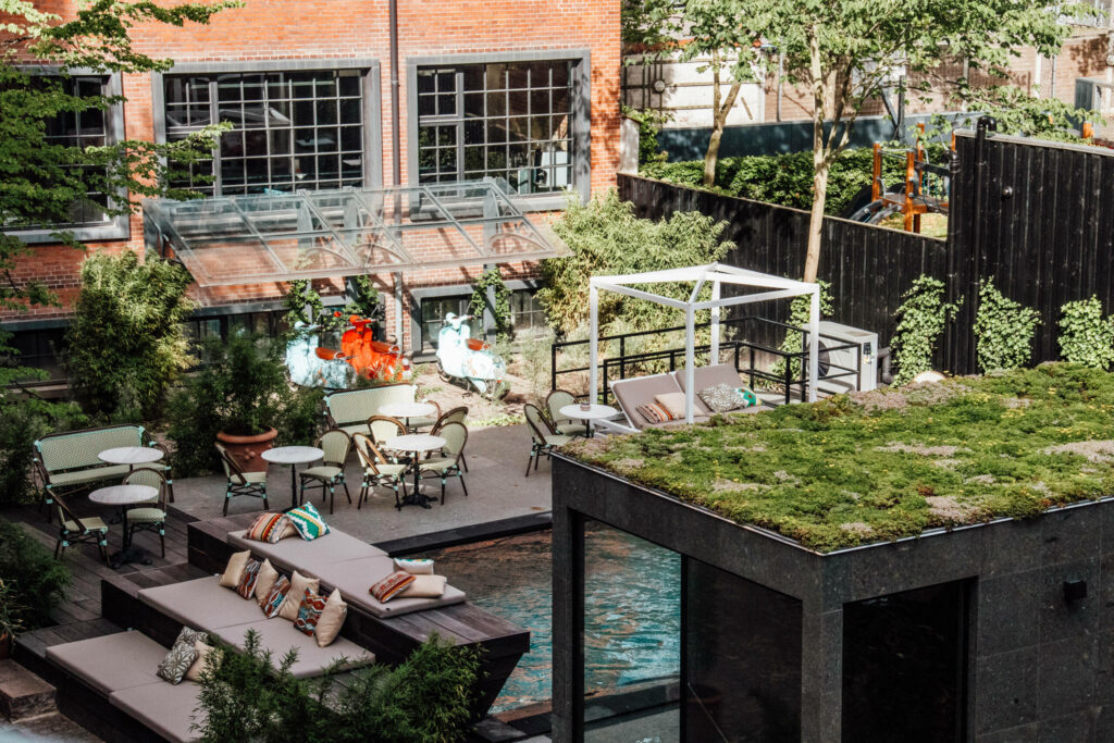 Das nachhaltige Hotel Bryggen Guldsmeden mit Pool und Liegelandschaft im Innenhof ist ein echter Geheimtipp für einen Städtetrip in Kopenhagen.
