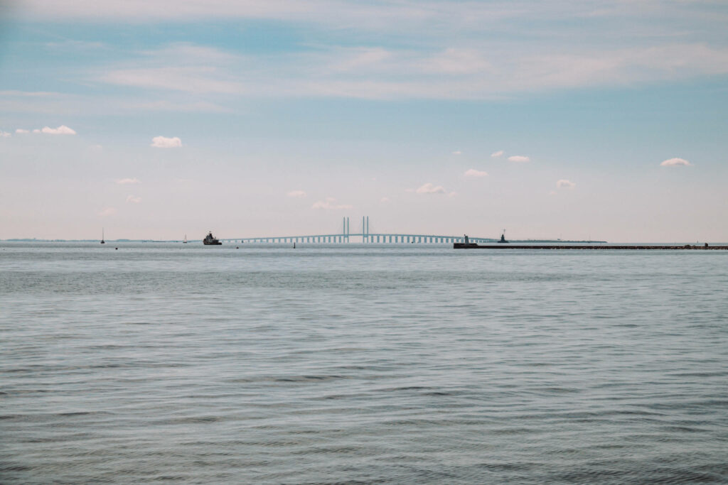 Über das Wasser in Kopenhagen hinweg lässt sich die Öresundbrücke erkenne, die Dänemark mit Schweden verbindet.
