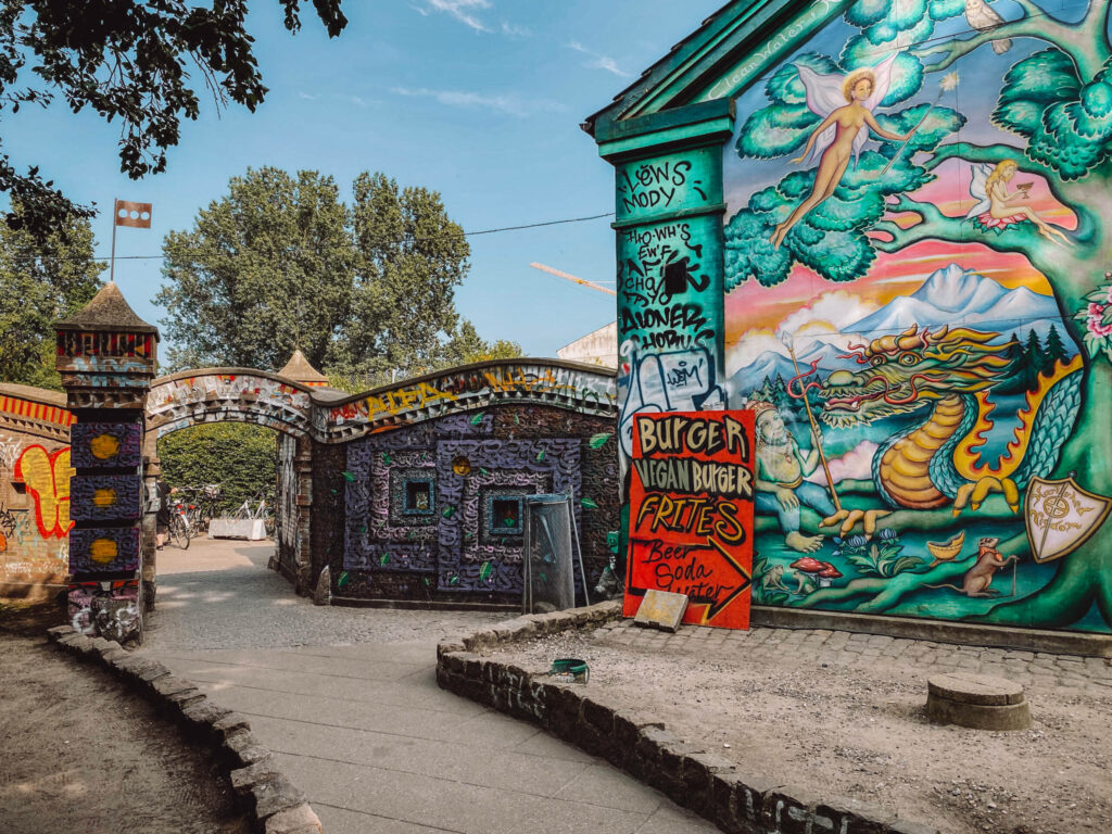 Der mit Graffiti ausgemalte Eingang zu Christiana ist nicht nur ein Tipp für junge Leute, sondern eine echte Sehenswürdigkeit.