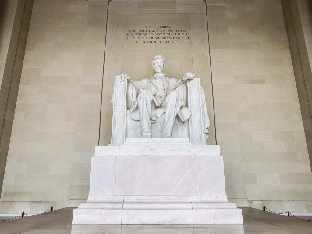 Ein beliebter Ort in Washington, D.C. ist das Lincoln Memorial aus Marmor, beeindruckend groß.