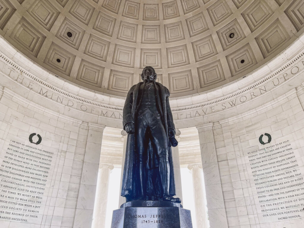 Genauso beeindruckend ist das Thomas Jefferson Memorial eine Bronzestatue ragt in Mitten eines mit weißen Marmor ausgeschmückten Hall in Washington, D.C.