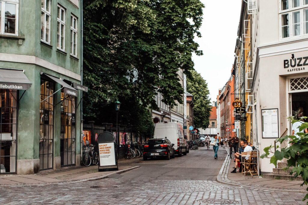 Eine Straße in Kopenhagen, wo coole Restaurants und Cafés den typischen dänischen Flair widerspiegeln.