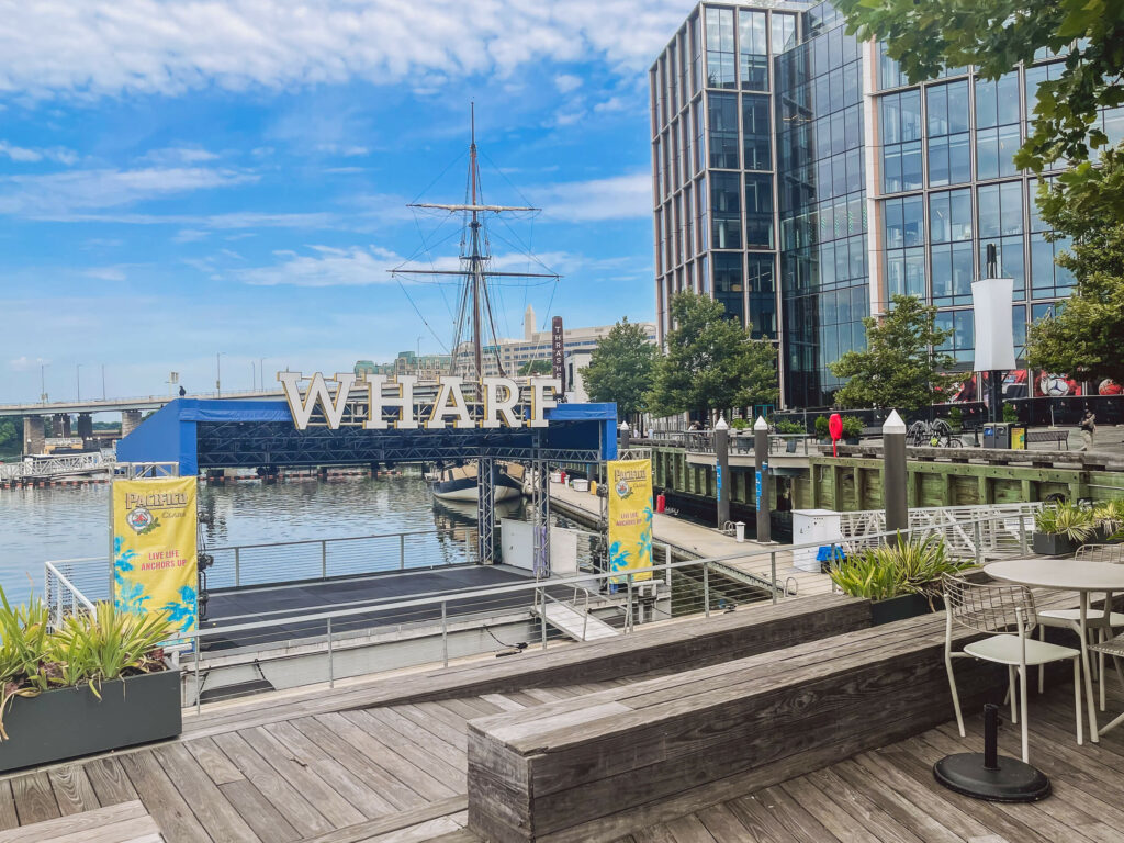 Direkt am Wasser liegt der berühmte Fischmarkt The Wharf von Washington, D.C.