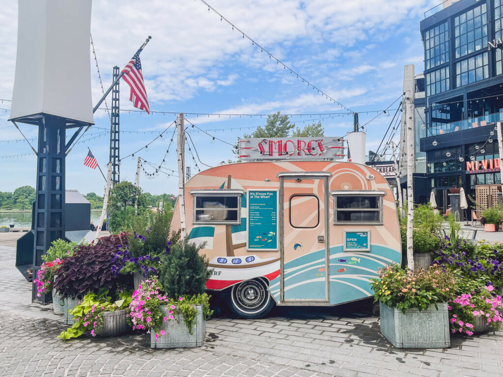 S'Mores ist ein typisch amerikanischer Wohnwagen, der die Illustration eines Sonnenuntergangs und eines Fischerboots hat, passend zum Ambiente von The Wharf in Washington, D.C.