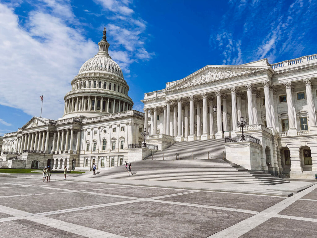 Klarer blauer Himmel über dem beeindruckenden Kapitol von Washington, D.C.