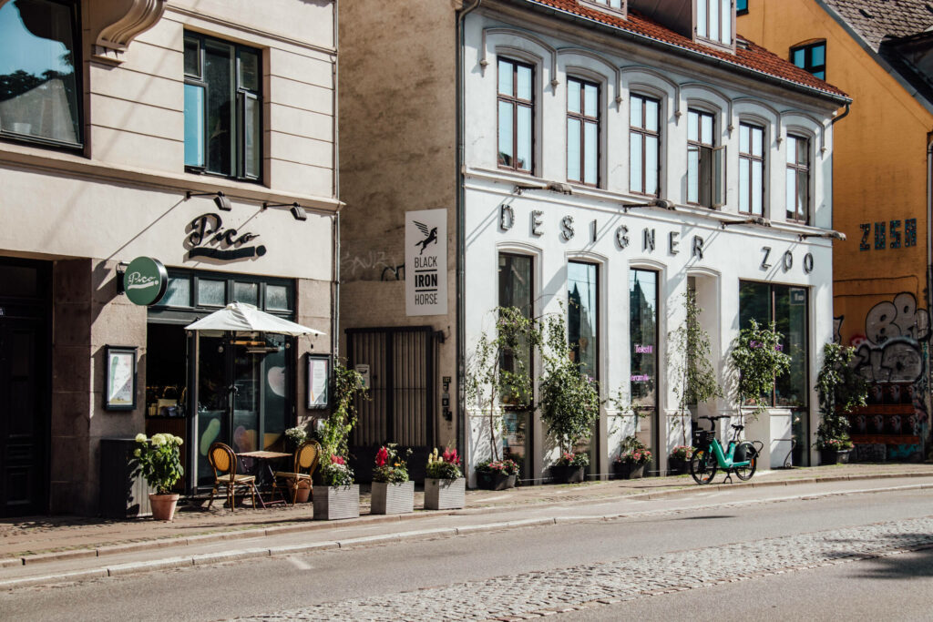 In den Straßen des angesagten Kopenhagener Viertels Vesterbro reihen sich coole Restaurant und Cafés mit blumenverzierten Außenbereichen aneinander.