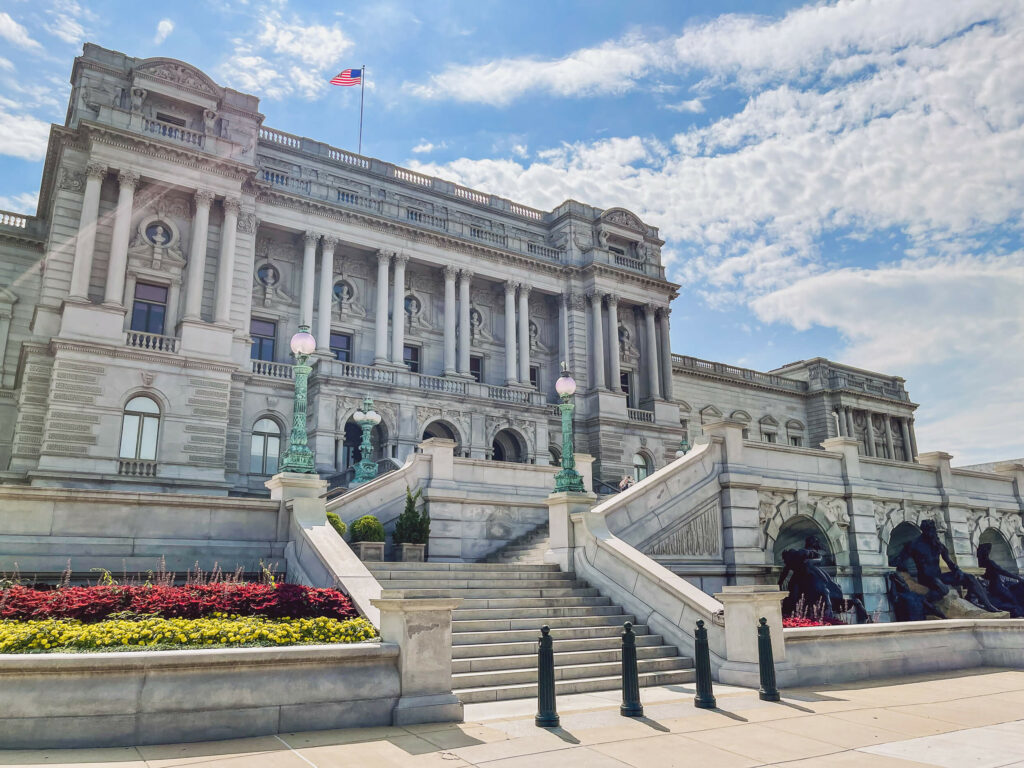 Die Library of Congress erinnert vom Gebäude her mehr an ein Museum, ist aber die größte Bibliothek der Welt und zu finden in Mitten von Washington, D.C.