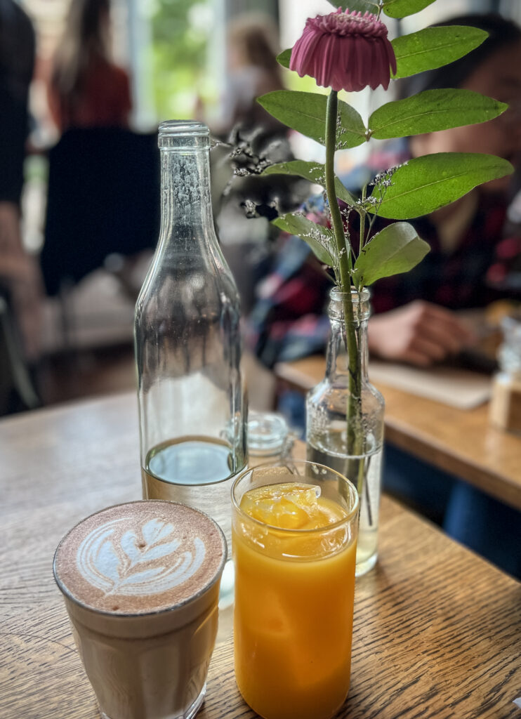 Bei Box Sociaal in Amsterdam, einem sehr guten Restaurant, gibt es frisch gerösteten Kaffee, handverlesene Bio-Weine und feine Cocktails auf dem Tisch.