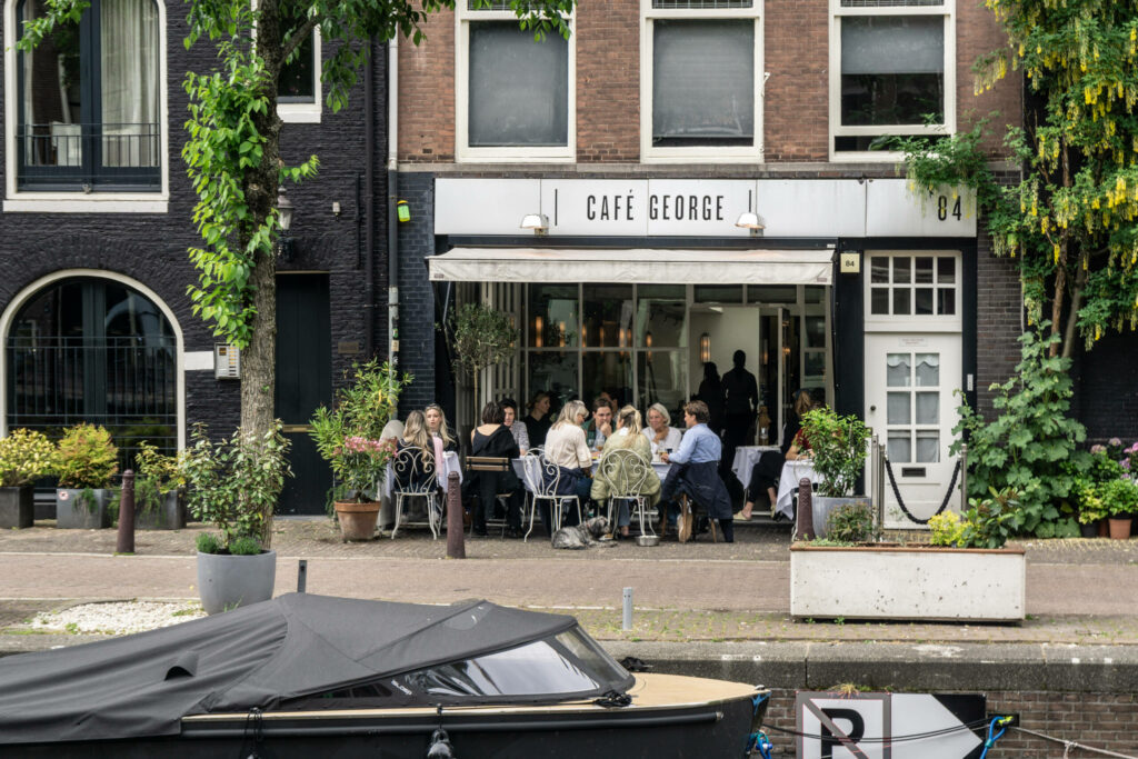Direkt am Wasser kann man herrlich draußen sitzen, zum Beispiel im Café George, und gutes Essen genießen.