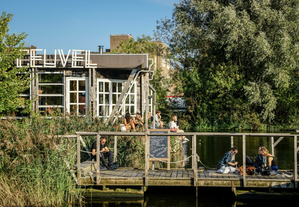 Der Tipp schlechthin: ein Restaurant am Wasser in Amsterdam sorgt für entspanntes Ambiente und gutes Essen.
