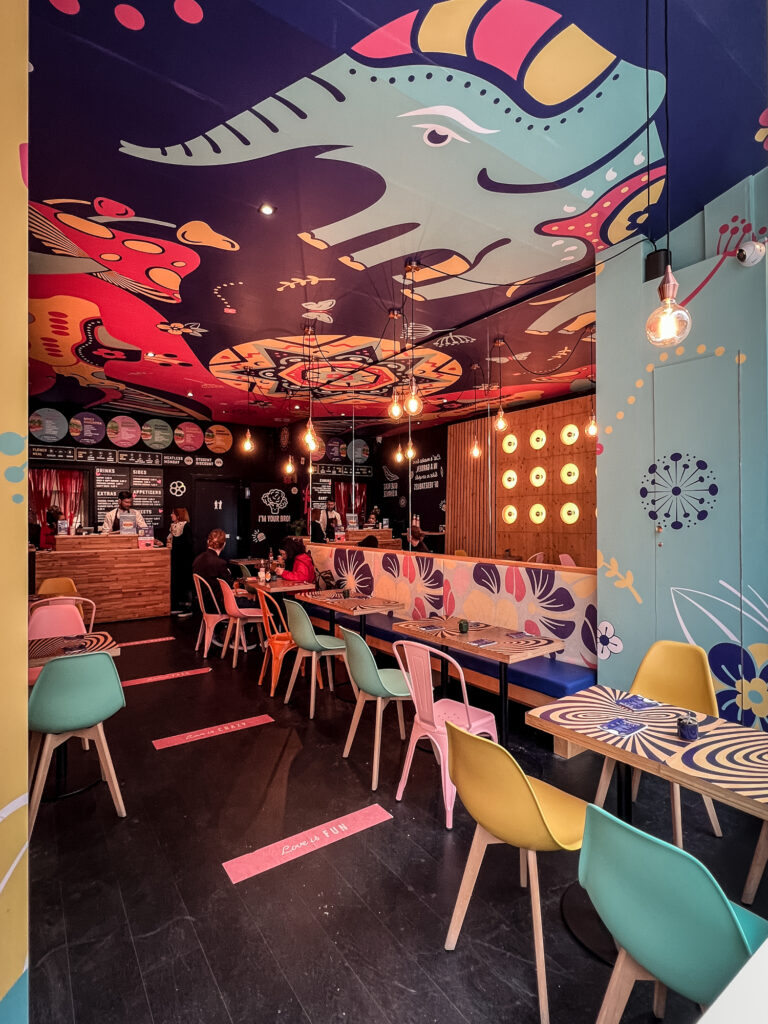 Dieses Burger Restaurant in Amsterdam ist kunterbunt gehalten und diese bunten Vibes sollen sich auch auf die Burger auswirken.