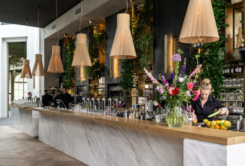 Dieser Restaurant Tipp überzeugt nicht nur mit dem floralen und stilvoll in Marmor gehaltenen Ambiente.