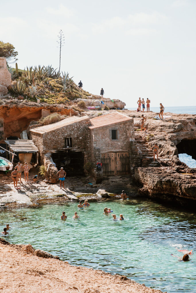 Kleine mallorquinische Steinhäuser umgeben die kleine Bucht Cala S’Almunia.