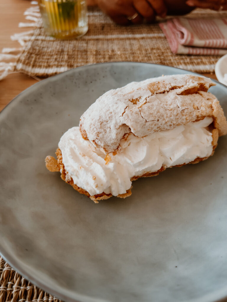 Das mallorquinische Dessert Cardenal de Lloseta (dt. Kardinalsschnitte) mit viel Sahne und einem knusprigen Teig.