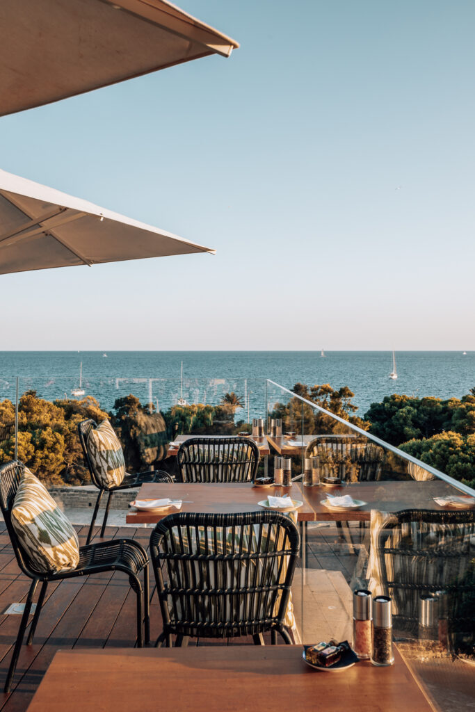Die Dachterrasse eines Restaurants in Palma mit Blick auf das Meer.