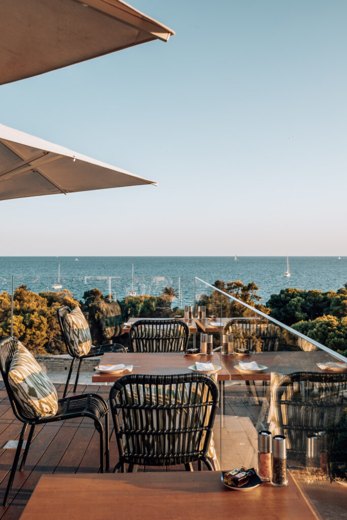 Vom Café Platz aus hat man einen herrlichen Blick auf das Meer, welches so entzückend Mallorca umgibt.