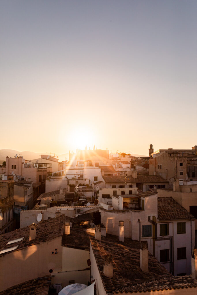 Ein Sonnenuntergang über den Dächern des weißen mallorquinische Dorfs Palma.