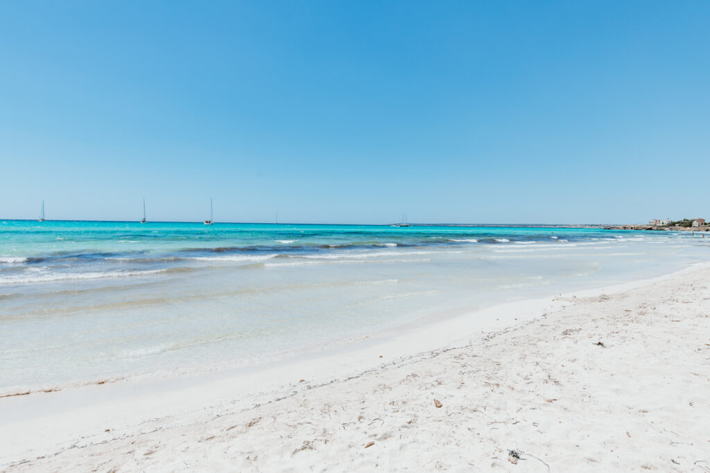 Der Sandstrand Es Trenc führt direkt ins türkisblaue Meer Mallorcas