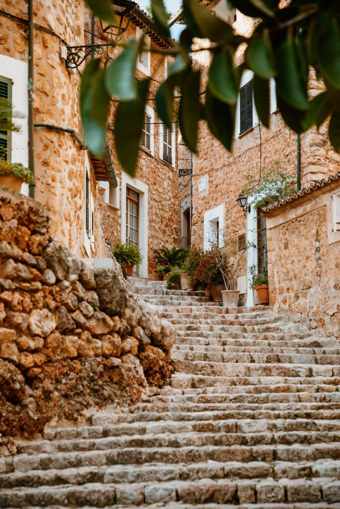 Eine schöne Steintreppe führt zu den mallorquinischen Häusereingängen im Ort Fornalutx.