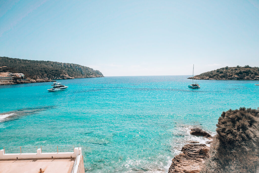 Blick in den Horrizont über das türkiesblaue Meer Mallorcas an einem sommerlichen Tag.