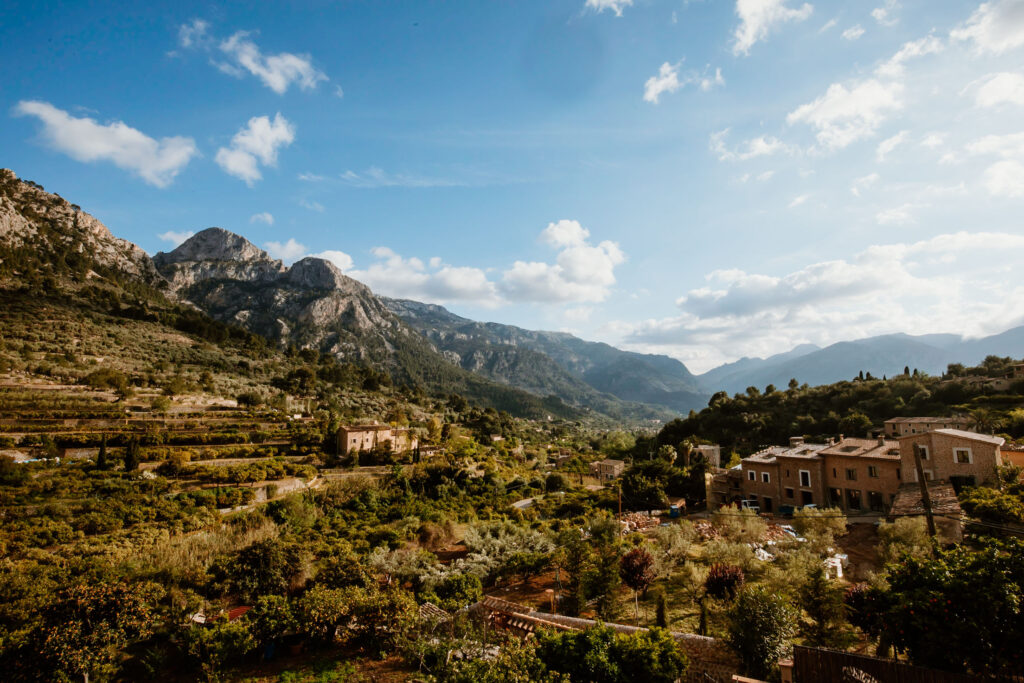 Die grüne Berglandschaft Serra Tramuntana auf Mallorca.