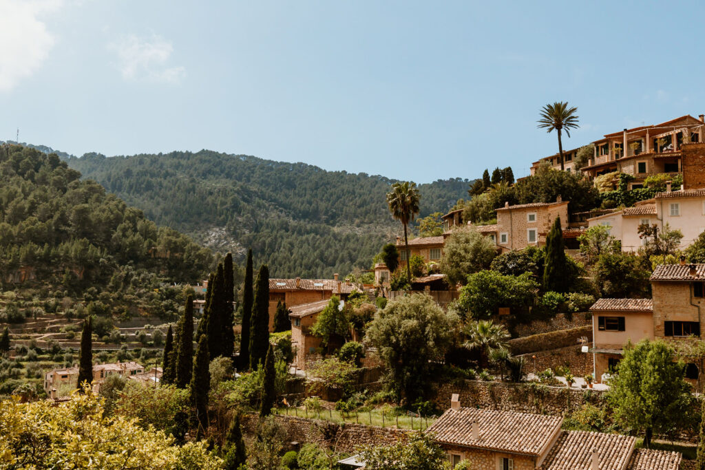 Traumhafter Hügel Mallorcas mit dörflichen Bauten.
