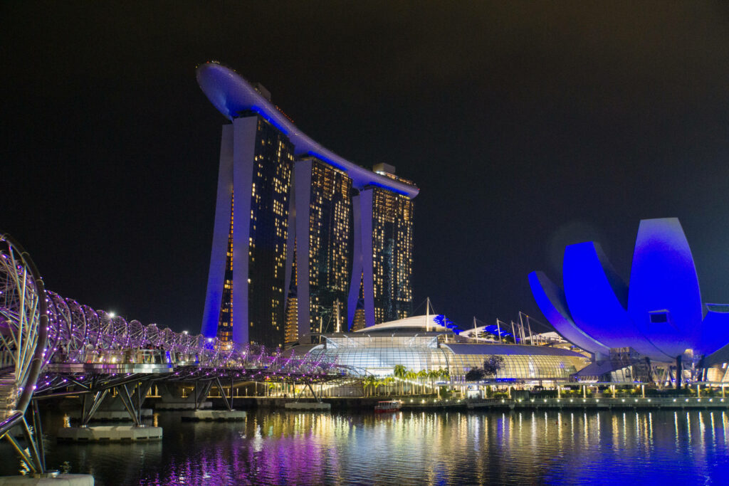 Die Lichter der "Future City" lassen die Nächte von Singapur hell und in bunten Farben erstrahlen.