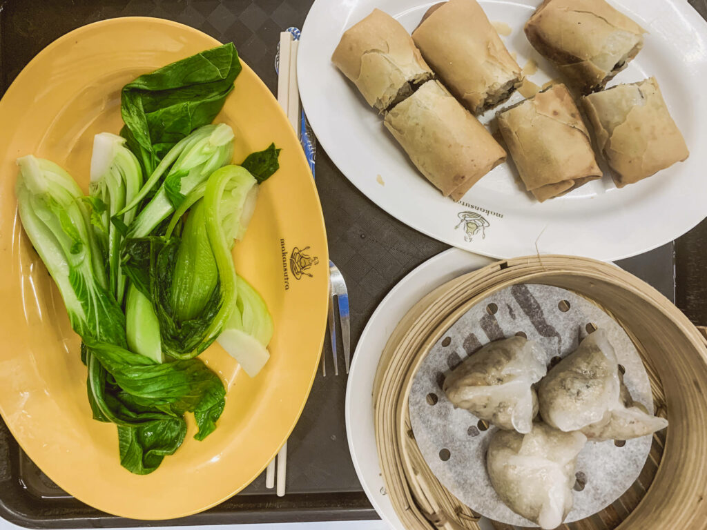 Drei Teller mit verschiedenen Leckereien des Makansutra Gluttons Bay Markt in Singapur.