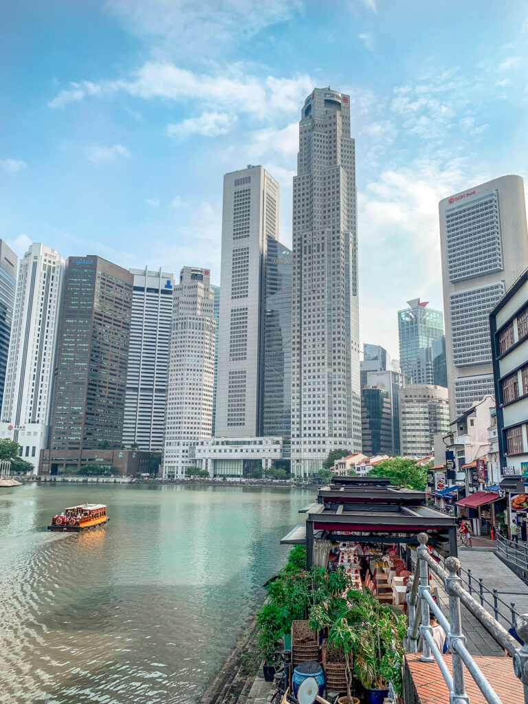 Schlemmen in einem der vielen Restaurants im Boat Quay mit Blick auf den Singapore River und vielen Hochhäusern und Sehenswürdigkeiten.