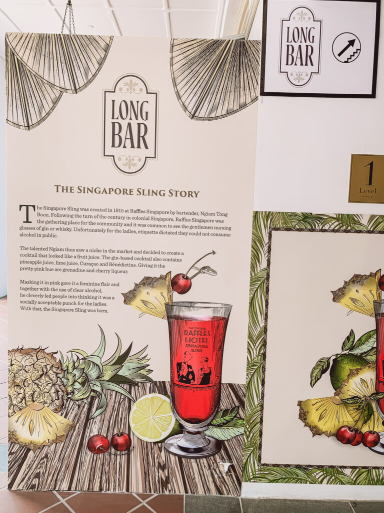 Probiere einen leckeren Singapore Sling oder Raffles und informiere dich zeitgleich über die Geschichte in der Long Bar in Singapur.