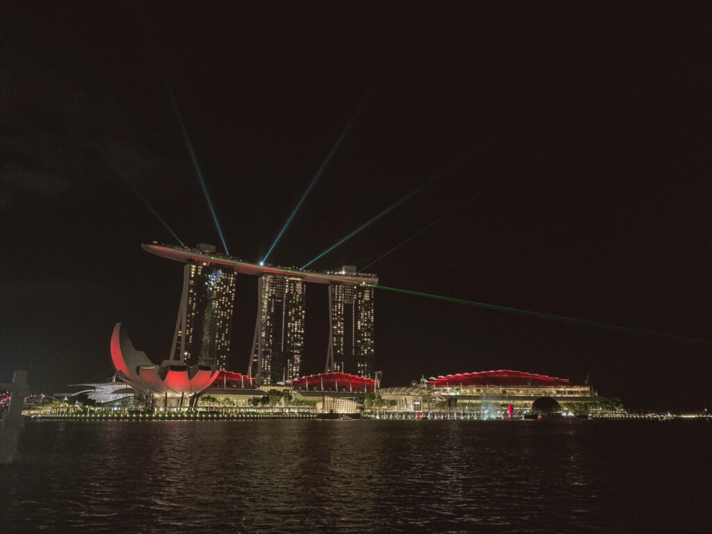 Die bunten Laser Lichter der Sehenswürdigkeit "Spectra" und die tolle Wasser-Show gehören zu einem Besuch in Singapur dazu.