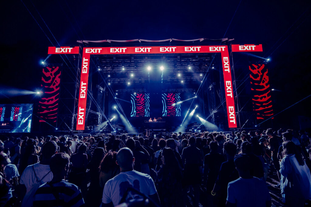 Die Menschenmenge feiert auf dem Novi Sad Festival in Serbien.