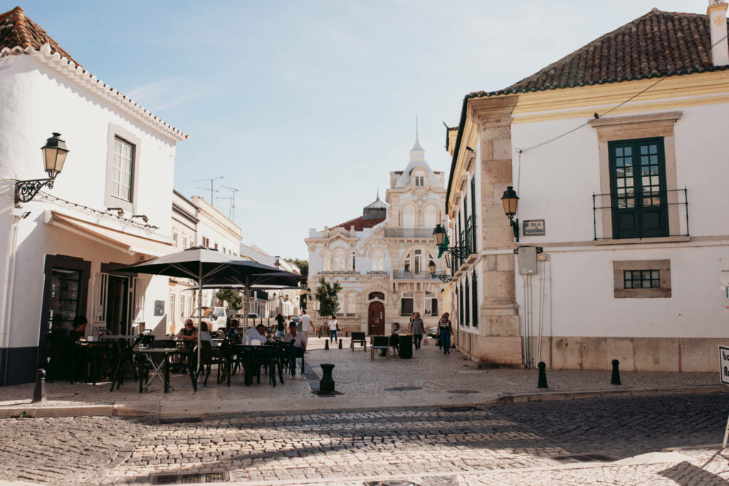 Die Altstadt von Faro mit alten, weißen Gebäuden und Cafés.
