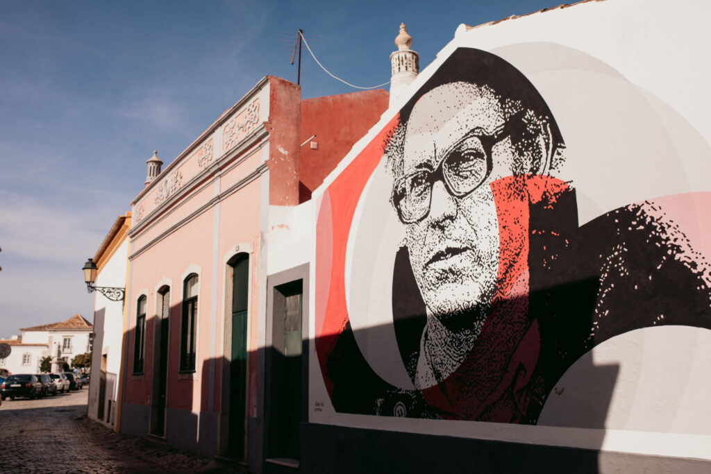 Street Art und Kunst auf einer Gebäudewand in der Altstadt von Faro.