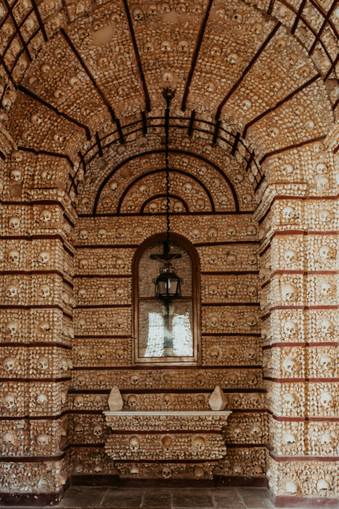 Die Capela dos Ossos, eine der Sehenswürdigkeiten von Faro, ist geschmückt von Totenköpfen.