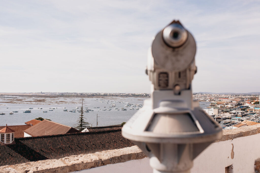 Von der Kathedrale von Faro (Sé) sieht man weit aufs Meer hinaus.